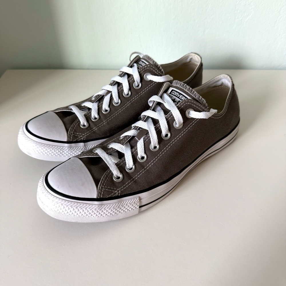Grey Low Top Converse | Size M 9.5/W 11.5 (Unisex)